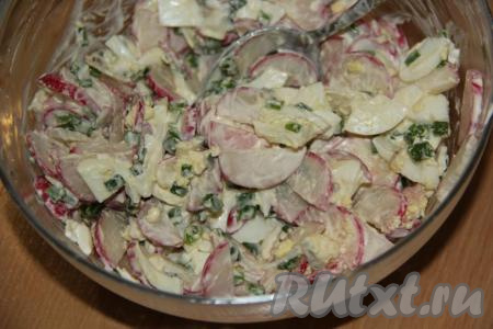 Перемешать салат.