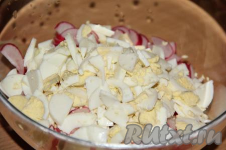 Очистить яйца, нарезать на средние кусочки и добавить к редиске.