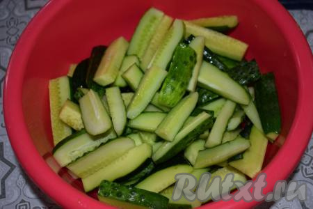 Вот такие кусочки должны получиться. Складываем огурцы в глубокую миску.