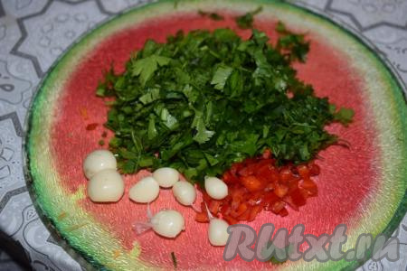 Зелень и зелёный лук нарезаем мелко. Чеснок очищаем от шелухи и пропускаем через пресс, острый перец нарезаем на мелкие кусочки.