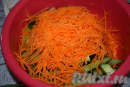 Морковь натираем на тёрке для корейской моркови и складываем в миску к огурцам.