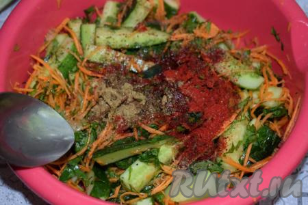 Далее на сковороде разогреваем растительное масло и выключаем огонь. В салат из огурцов и моркови вливаем горячее растительное масло, уксус и соевый соус.