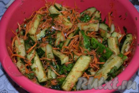 Перемешиваем наш салат. Уже на этой стадии он будет очень аппетитно пахнуть. Накрываем салат плёнкой и отправляем в холодильник на 3-4 часа. В течение этого времени пару раз перемешиваем, чтобы салат из огурцов и моркови равномерно пропитывался маринадом.