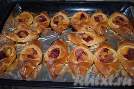 Во время выпечки открытые пирожки будут чудесно пахнуть фруктами и ягодами. Готовую выпечку достаём из духовки, снимаем с противня, смазываем при помощи кулинарной кисти слитым ранее&nbsp;соком от начинки, так пирожки получатся блестящими, ещё более мягкими и ароматными. Даём пирожкам остыть, накрыв их полотенцем.