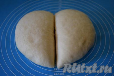 Разделяем тесто на 2 половины.