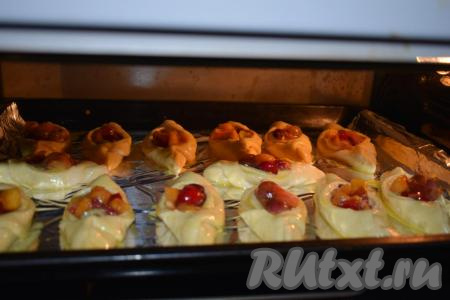 Духовку разогреваем и отправляем в неё пирожки. Выпекаем&nbsp;при температуре 180 градусов, примерно, 35-40 минут.
