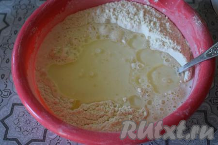 Вливаем растительное масло и начинаем замешивать дрожжевое тесто для пирожков вначале ложкой, а затем продолжаем замешивать руками. Тесто легко собирается в шар и быстро замешивается. Вымешиваем тесто до гладкости (примерно, 6-7 минут).