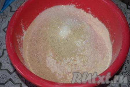 Вначале замесим тесто для пирожков, для этого в глубокую миску всыпаем муку, сахар, дрожжи и ванилин, аккуратно перемешиваем до однородности при помощи ложки.