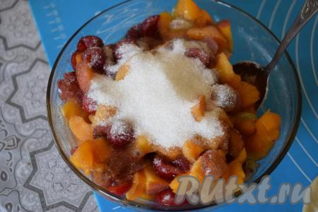 Достаём начинку из холодильника и добавляем в неё сахар&nbsp;уже перед самым приготовлением пирожков, чтобы начинка не пустила много сока. Образовавшийся в начинке сок сливаем в отдельную миску, он нам понадобится в дальнейшем для смазывания готовых пирожков.