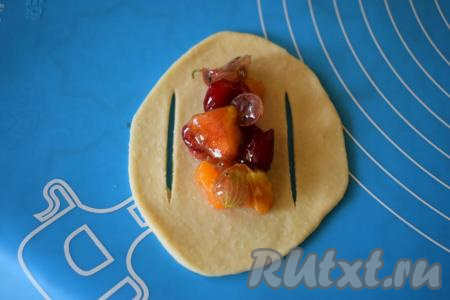 На середину теста выкладываем 1 чайную ложку&nbsp;с горкой начинки.