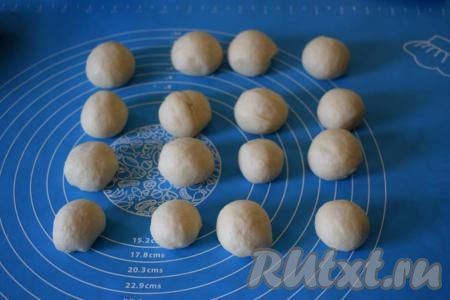 Кусочки округляем, выкатывая их рукой о стол.