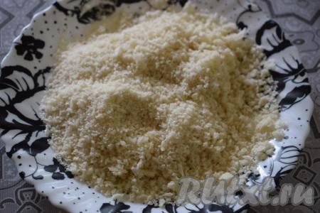 В плоскую тарелку высыпаем панировочные сухари (у меня были белые сухари крупного помола, но в данном рецепте можно использовать любые сухари).