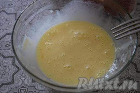 Перемешаем яйца со сметаной и солью до однородности, наш кляр готов.