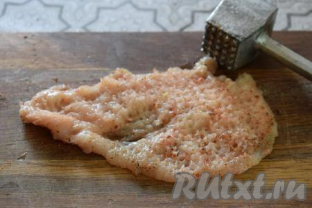 Каждую пластину отобьём молоточком для отбивных. Отбивные посыпаем солью, специями, перцем и оставляем их минут на 15-20, чтобы они просолились.