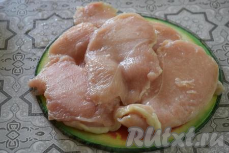 Куриное филе промоем под холодной водой и удалим влагу&nbsp;бумажными полотенцами. Нарежем филе на тонкие пластины.