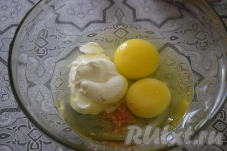 Пока отбивные просаливаются, подготовим кляр. Для этого в миске соединим яйца, сметану и соль (у меня чесночная соль).