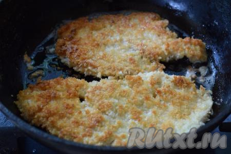 Затем переворачиваем и обжариваем ещё 8-9 минут с другой стороны, при необходимости, можно ещё раз перевернуть шницель со стороны на сторону, добиваясь румяной, золотистой корочки.