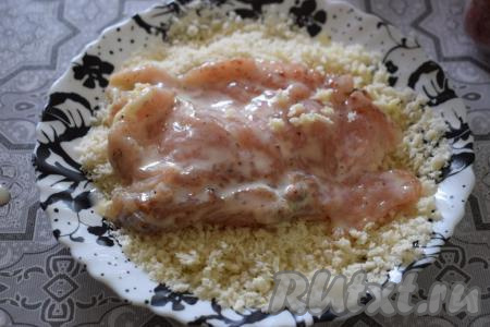 Далее вынимаем филе из кляра и перекладываем&nbsp;в тарелку с сухарями.