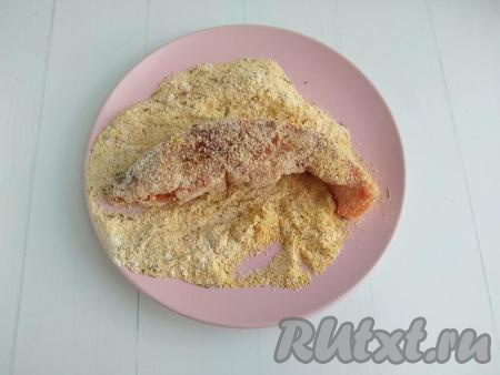 Высыпать панировочную смесь на плоскую тарелку. Каждый кусочек сазана обвалять в панировке со всех сторон. Для того чтобы на жареной рыбке получилась хрустящая корочка, нужно минимизировать время пребывания рыбы в панировке.