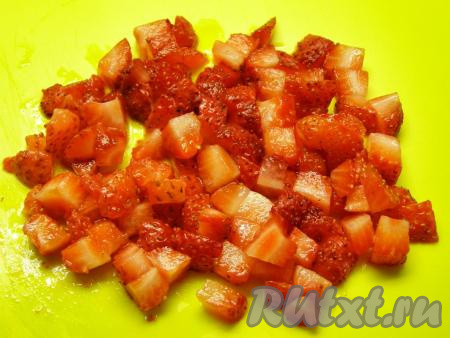 Клубнику моем, удаляем хвостики, обсушиваем ягоды. Клубнику нарезаем на небольшие кубики. Соединяем вместе творожную массу с клубникой и аккуратно перемешиваем.