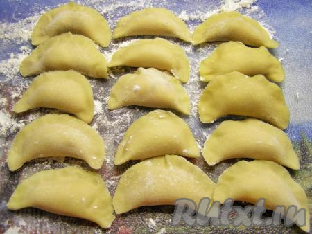 Крепко закрепляем края каждого кружка из теста, формируя вареники. Подготовленные вареники можно выложить на доску и убрать в морозилку, а можно сразу сварить.