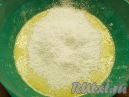 Всыпаем в миску просеянную муку по частям. Перемешиваем сначала ложкой, а когда тесто станет достаточно густым, замешиваем руками. В зависимости от качества муки, её может понадобиться больше или меньше, чем указано в ингредиентах.