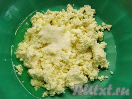 Для приготовления начинки творог разминаем вилкой, добавляем в него яичный белок и сахар, хорошо перемешиваем творожную массу.