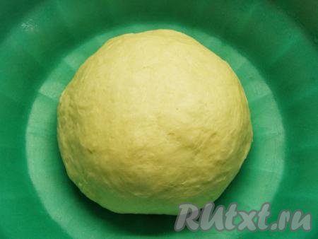 Готовое тесто должно получиться не очень плотным, но оно не должно прилипать к рукам и миске. Накрываем тесто пищевой плёнкой и отправляем в холодильник, примерно, на полчаса.