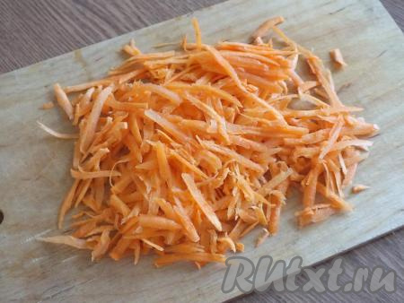 Натрите на крупной тёрке вымытую и очищенную морковку.