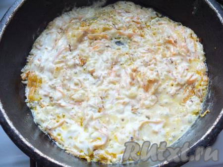 Как только овощи станут мягкими, добавьте сметану, поперчите, посолите, перемешайте, доведите до кипения на огне чуть выше среднего и снимите с огня, дайте приготовленному сметанному соусу немного остыть.