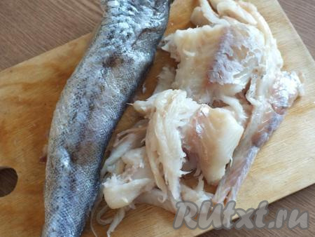 Минтая тщательно вымойте, удалите кожу, все косточки, таким образом вы получите филе минтая.