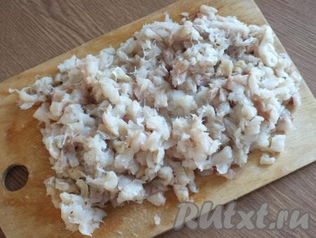 Полученное филе нарежьте на мелкие кубики (размером, ориентировочно, 1 см на 1 см).