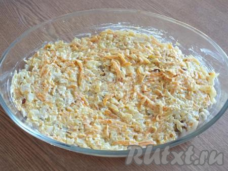 Поверх филе минтая равномерно разложите сметанный соус с овощами.