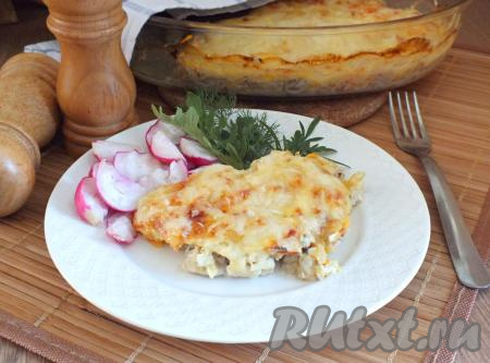 Минтая, приготовленного в сметанном соусе в духовке, сразу подавайте к столу, дополнив овощным салатом или отварным рисом. Блюдо получается сочным, ароматным и очень вкусным. Берите рецепт на заметку и угощайте своих близких!