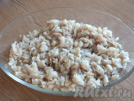 Возьмите просторную форму для запекания. Выложите на дно нарезанное филе минтая, посолите, поперчите по вкусу.