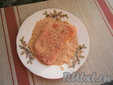 Тщательно запанировать отбивные со всех сторон в панировочных сухарях.