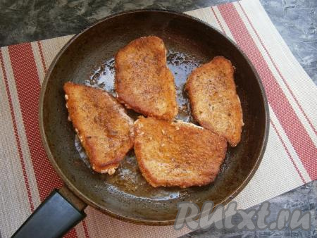 Жарить их на среднем огне по 2-3 минуты с каждой стороны (до румяного цвета).