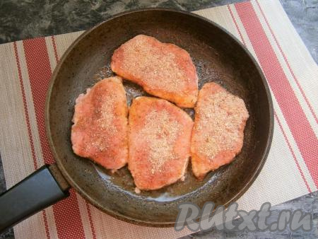 Сковороду разогреть с растительным маслом, выложить отбивные.