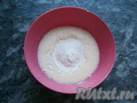 Взбить яйца миксером до пышной пены, затем, постепенно всыпая сахар, взбивать далее до пышной массы (взбивать минуты 3-4). Всыпать просеянную муку с разрыхлителем и ванильным сахаром.