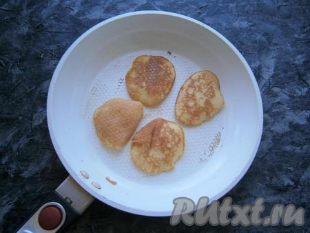 Жарить бисквитные оладьи нужно на небольшом огне до румяности (жарятся достаточно быстро - 1-2 минуты), после чего, с помощью лопатки оладьи перевернуть и жарить ещё 1 минуту. Сковорода должна быть с антипригарным дном.