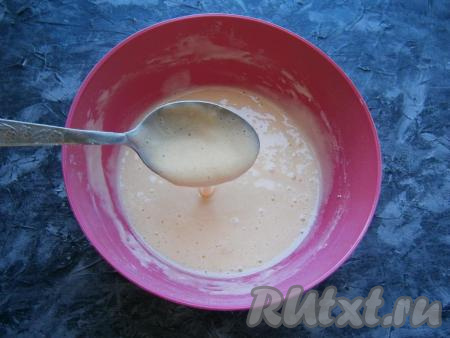 Ложкой замесить тесто, которое по консистенции будет жидковато, оно легко стекает с ложки.