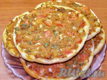 Готовые ламаджо слегка сбрызгиваем лимонным соком и подаём к столу со свежими овощными салатами и зеленью. Готовятся армянские лепёшки по этому рецепту несложно, а получаются и аппетитными, и вкусными, и достаточно сытными, попробуйте!