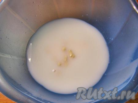 Сначала замесим тесто, для этого в тёплом молоке (температура молока должна быть не выше 40 градусов) растворяем дрожжи и сахар, хорошо перемешиваем и оставляем получившуюся опару в тепле, примерно, на 15 минут.