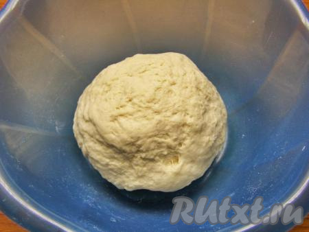 Тесто должно получиться мягким, эластичным и почти не прилипать к рукам. Накрываем его пищевой плёнкой (или полотенцем) и оставляем в тёплом месте минут на 45.