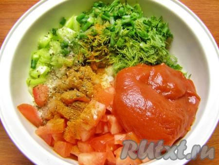 В миску выкладываем фарш. Обычно ламаджо готовят с бараньим фаршем, но не всем нравится его вкус, поэтому я взяла смешанный фарш из говядины и свинины. Кладём в него нарезанные помидоры, болгарский перец, репчатый лук, зелень, добавляем томатную пасту (или кетчуп), соль, красный и чёрный молотые перцы. Я использовала адыгейскую соль, также очень вкусно будет, если положить в фарш универсальную или любую другую&nbsp;приправу на свой вкус. Здесь можно дать волю фантазии, главное - не переборщить. Также, по желанию, можно добавить в фарш 2-3 зубчика чеснока, предварительно измельчив его. Хорошо перемешиваем получившийся фарш ложкой.