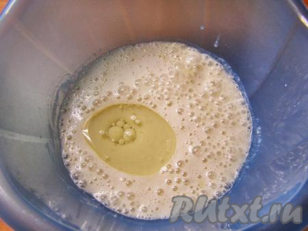 Опара по прошествии 15 минут должна покрыться небольшими пузырьками. Добавляем в неё подсолнечное масло, соль, ещё раз перемешиваем.