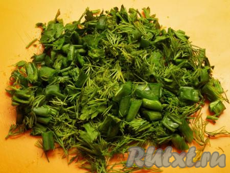 Зелень тщательно моем, просушиваем на полотенце и мелко рубим. Я использовала укроп, петрушку и зелёный лук, по вкусу вы можете добавить базилик или кинзу.