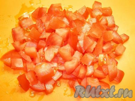 Я взяла один крупный помидор, но если у вас помидоры небольшие, то лучше возьмите две штуки. Нарезаем помидор на кубики среднего размера.