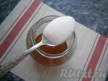 Затем снова чай через ситечко слить в банку, добавить сахар.