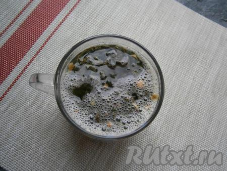 В чашку объёмом 300 мл насыпать сухой зелёный чай, залить его кипятком, накрыть и оставить на 10-15 минут.